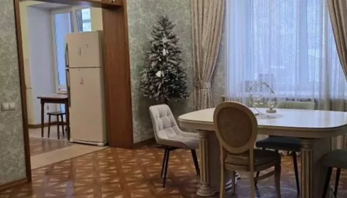 Квартиру с шестью комнатами, тремя лоджиями и тремя санузлами продают в Барнауле