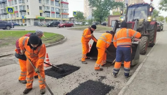 В Барнауле проводят локальный ремонт дорожного покрытия в переулке Ядринцева