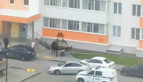 Соцсети: тело мужчины обнаружили под окнами многоэтажки в Барнауле