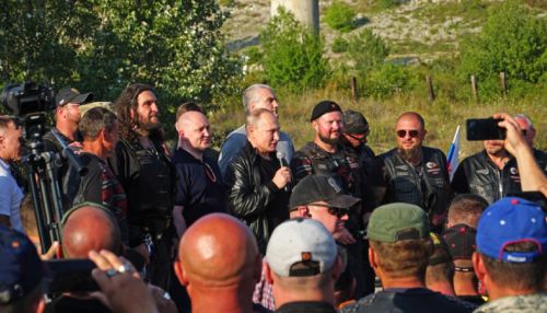 Крутые ребята: Путин на Урале приехал на байк-шоу Ночных волков в Крыму