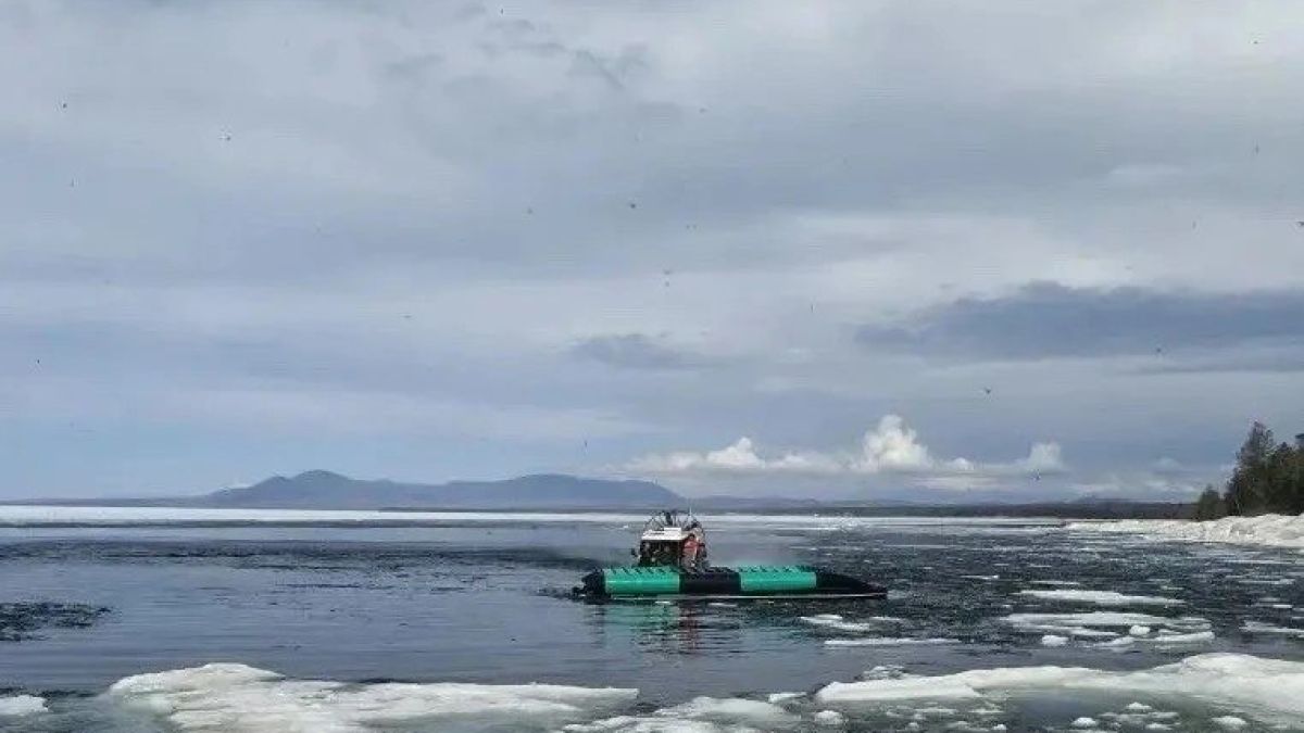 На Байкале перевернулся катер с пассажирами