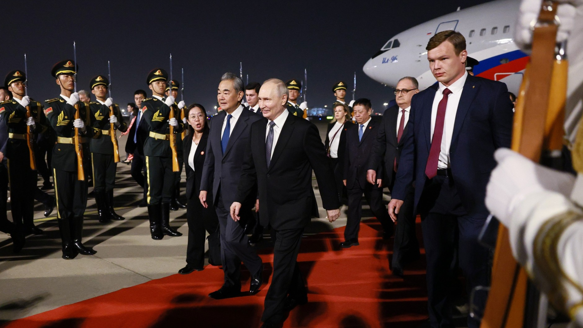 Владимир Путин с министром иностранных дел КНР Ван И
