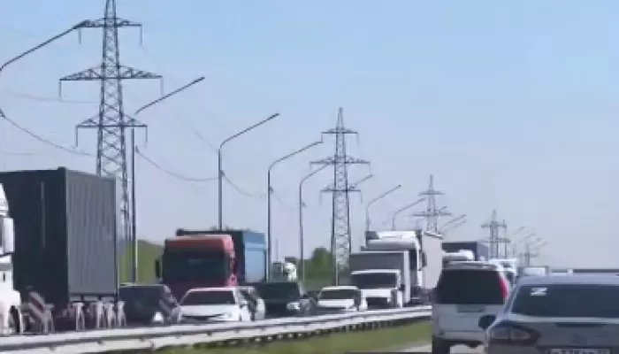 На Старом и Новом мостах в Барнауле авто встали в многокилометровых пробках
