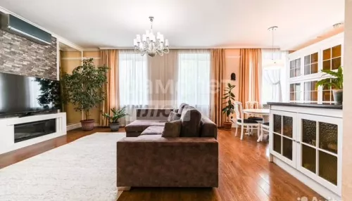Квартиру с потолками 3,3 метра продают в доме-памятнике в центре Барнаула. Фото