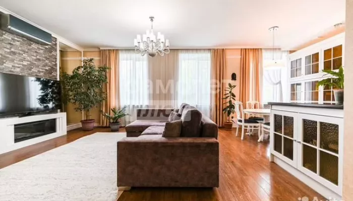 Квартиру с потолками 3,3 метра продают в доме-памятнике в центре Барнаула. Фото