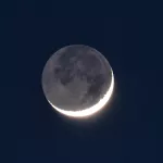 Молодую Луну и лиловый закат запечатлели на берегах Телецкого озера. Фото