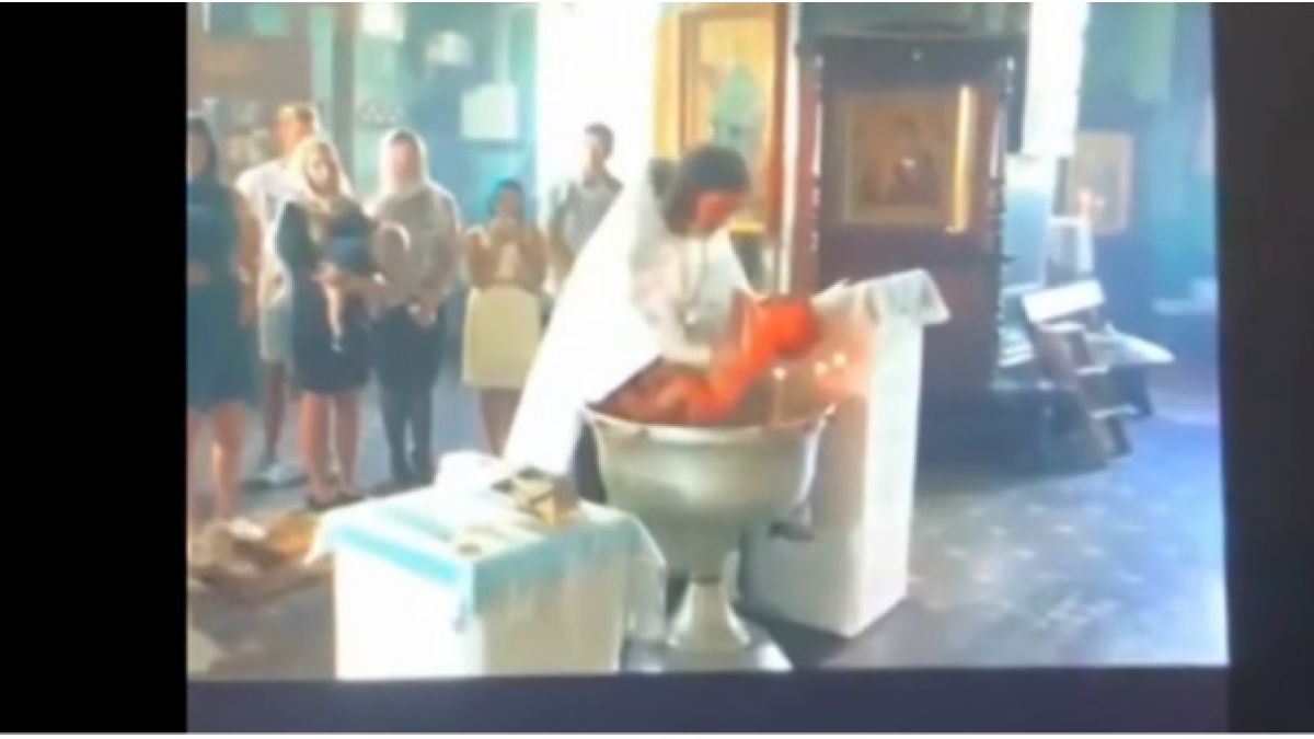 Грубо крестившему младенца священнику в Гатчине назначено наказание 