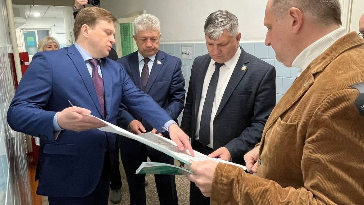 Чиновники в здании детского отделения Алтайского краевого противотуберкулёзного диспансера в Рубцовске