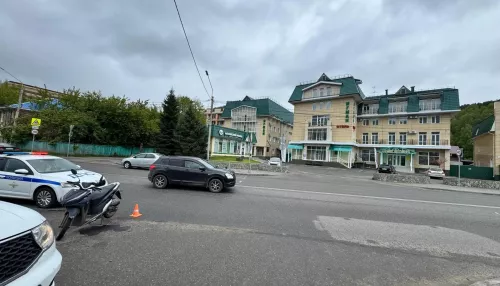 Водитель скутера попал в больницу с переломами после ДТП в Горно-Алтайске