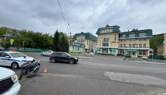 Водитель скутера попал в больницу с переломами после ДТП в Горно-Алтайске