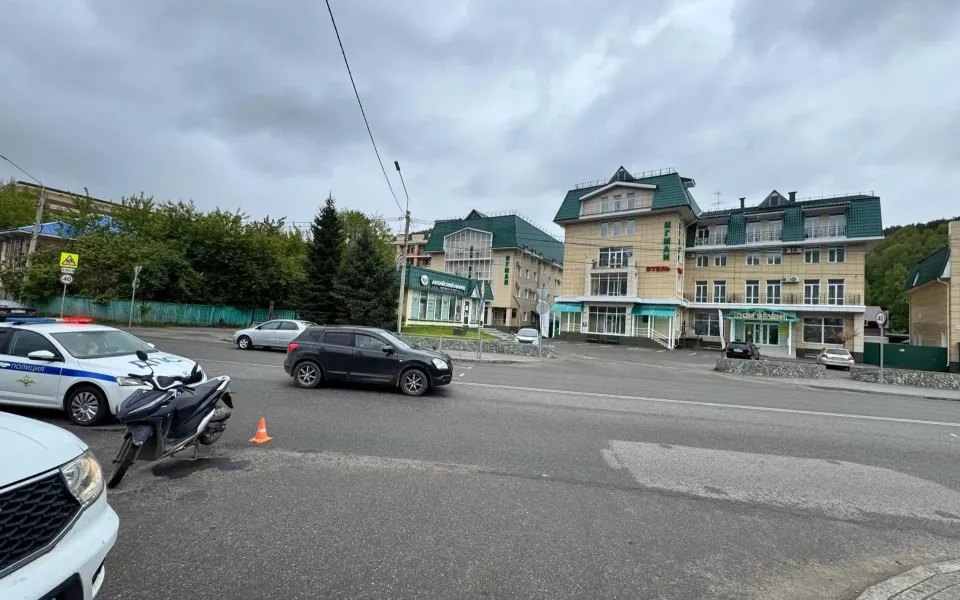 Водитель скутера попал в больницу с переломами после ДТП в Горно-Алтайске