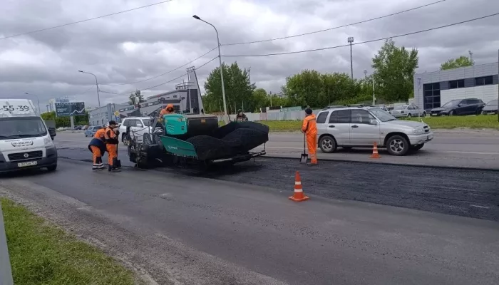На барнаульских дорогах укладывают новый асфальт: где идут работы
