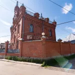 Огромный кирпичный особняк с баней и гаражом продают в Барнауле за 100 млн руб. Фото
