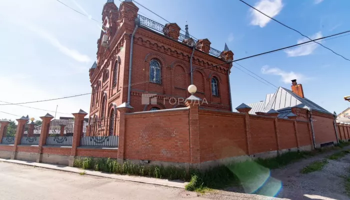 Огромный кирпичный особняк с баней и гаражом продают в Барнауле за 100 млн руб. Фото