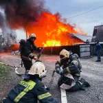 Во время тушения дач в Барнауле взорвался газовый баллон. Фото с места ЧП