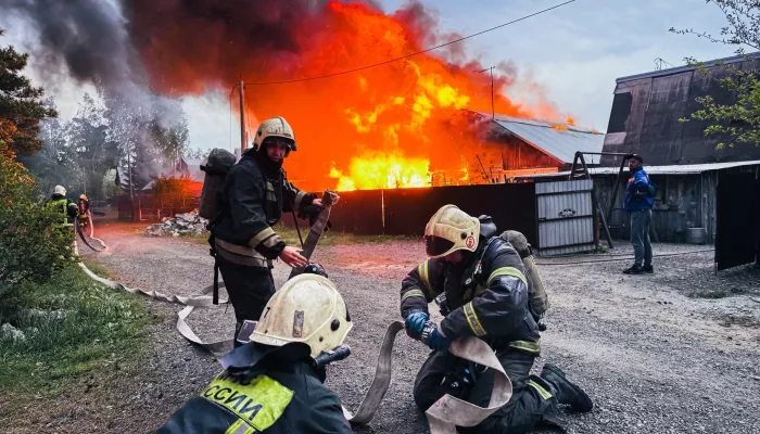 Во время тушения дач в Барнауле взорвался газовый баллон. Фото с места ЧП