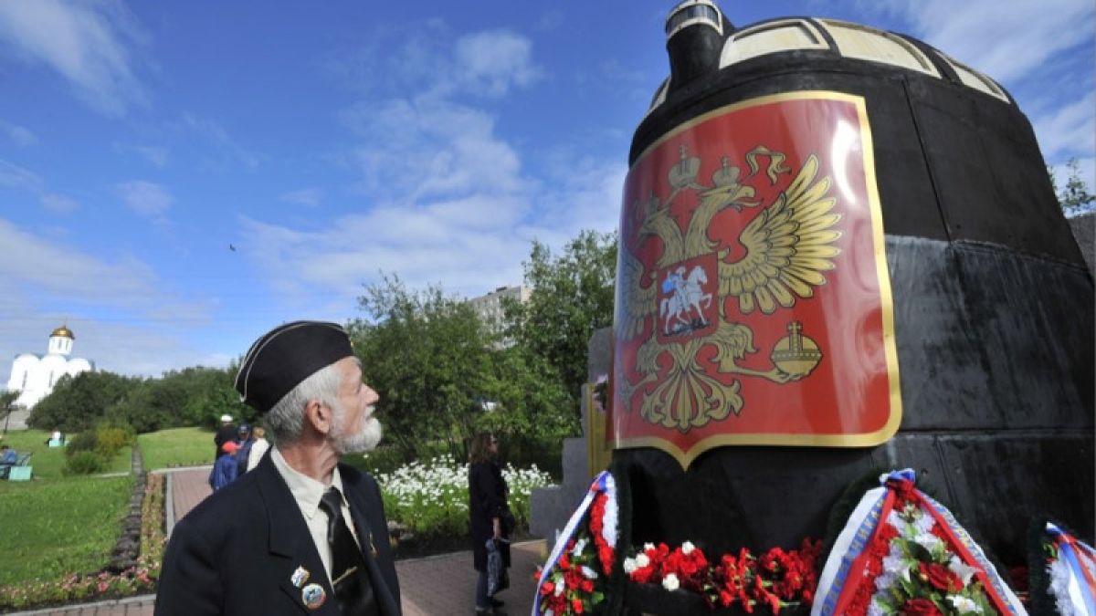 Память погибших моряков подлодки "Курск" сегодня чтут в России