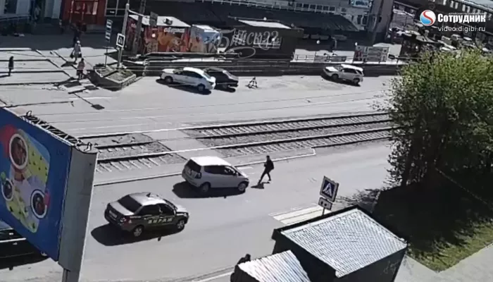 Девушка-пешеход попала под колеса Honda Fit на переходе в Бийске