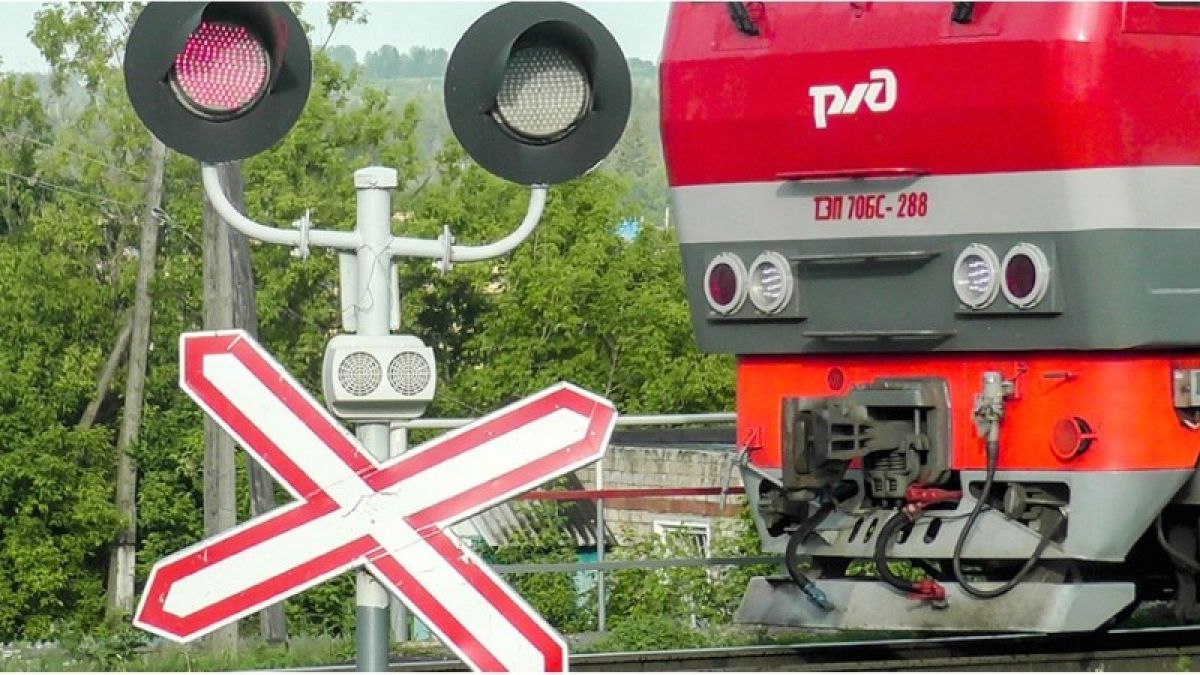 Грузовой поезд сбил иномарку 12 августа на переезде в Алтайском крае