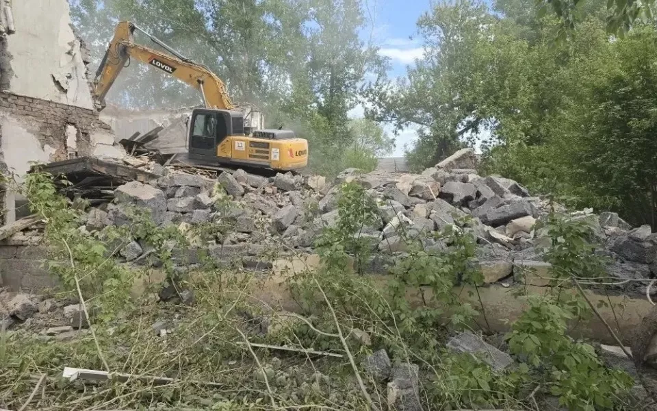 Аварийную двухэтажку на ул. Карагандинской в Барнауле сравняли с землей