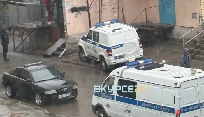 Тело девушки нашли под окнами пятнадцатиэтажки в Барнауле