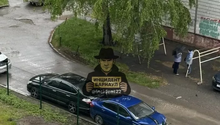 В Барнауле водитель протаранил более шести машин во дворе