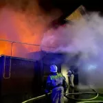 Крупный ночной пожар произошел в частном доме в Барнауле