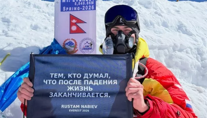 Российский десантник без ног первым в истории покорил Эверест на руках