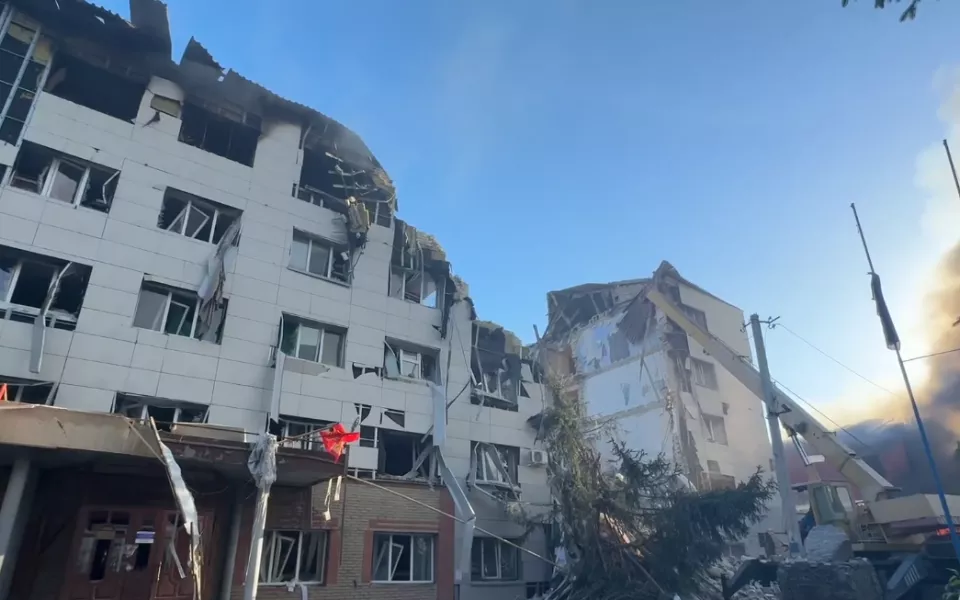 Более 10 человек под завалами: подробности об ударе ВСУ по колледжу и общежитию в ЛНР