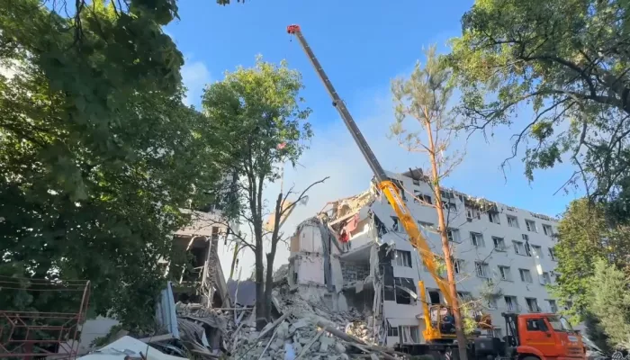 ВСУ повторно атаковали Старобельск во время спасательных работ на месте колледжа