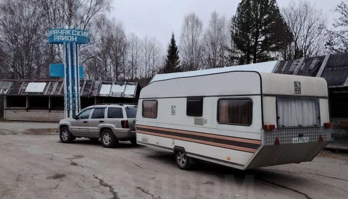Дом на колесах с кухней, отоплением и спальными местами продают в Горном Алтае