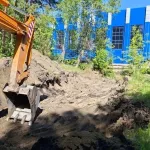 Тяжелая техника разбирает заброшенное бомбоубежище в Бийске