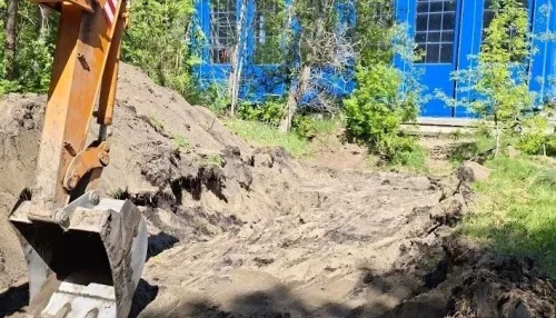 Тяжелая техника разбирает заброшенное бомбоубежище в Бийске