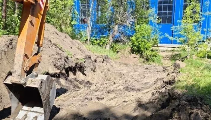 Тяжелая техника разбирает заброшенное бомбоубежище в Бийске