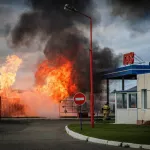 Пожарный фоторепортер показал кадры с тушения газовой автозаправки в Барнауле