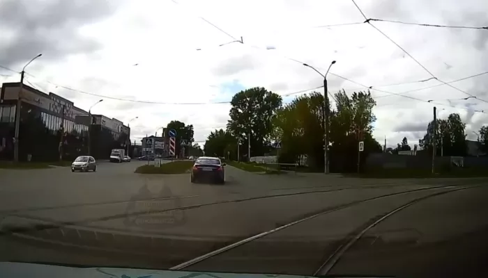 На лихача за рулем Mercedes составили сразу три протокола за нарушение ПДД в Барнауле