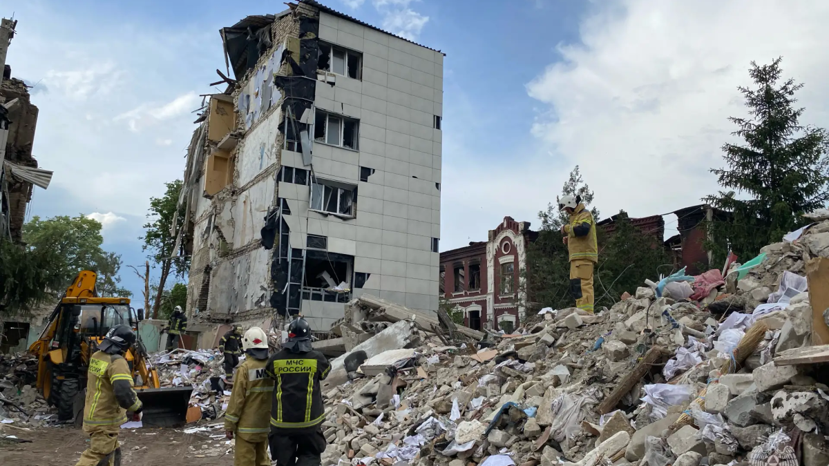 Завалы на месте общежития колледжа в Старобельске