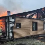 Крупный пожар охватил трехквартирный дом в Бийске