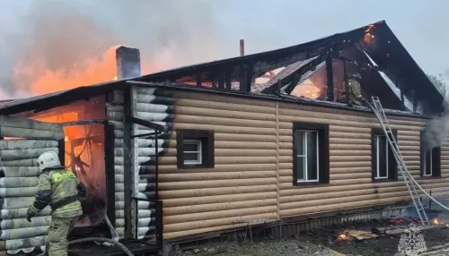 Крупный пожар охватил трехквартирный дом в Бийске