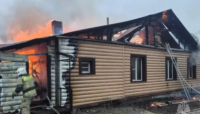 Крупный пожар охватил трехквартирный дом в Бийске