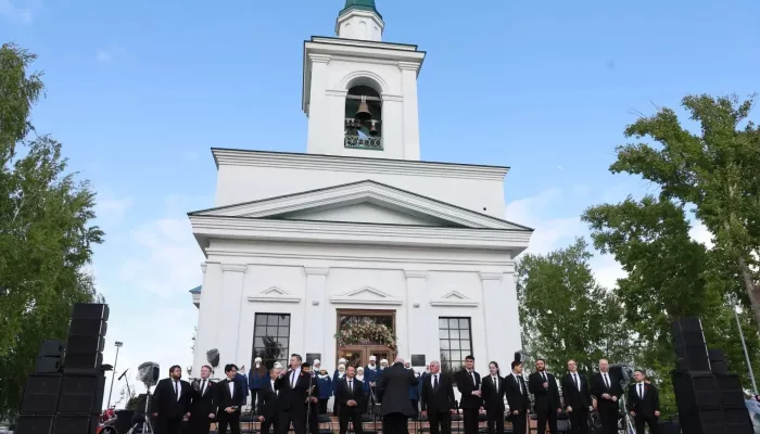 Барнаульцы полтора часа наслаждались концертом в Нагорном парке, несмотря на погоду