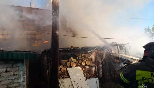 Двое мальчиков погибли при пожаре в заброшенном сарае в Алтайском крае