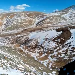 Заснеженный горный хребет запечатлели в Республике Алтай в мае. Фото