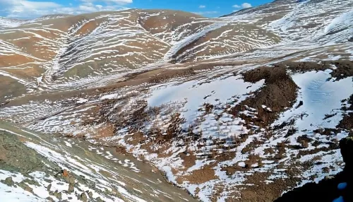 Заснеженный горный хребет запечатлели в Республике Алтай в мае. Фото