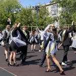 Прощай, школа!: для барнаульских выпускников прозвенел последний звонок. Фото