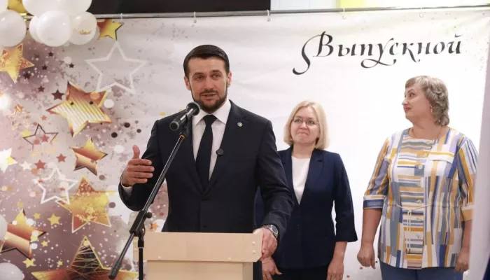 Александр Прокопьев поздравил школьников Республики Алтай с последним звонком