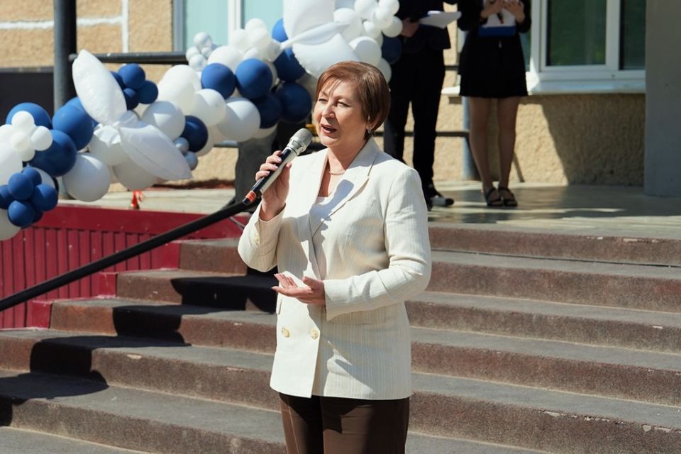 Председатель БГД Галина Буевич поздравила выпускников с окончанием школы