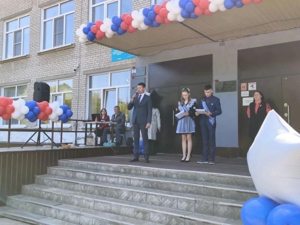 Депутат БГД Виталий Казаков поздравил выпускников с окончанием школы