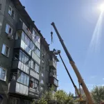 Часть плиты на крыше многоквартирного дома обрушилась в Барнауле