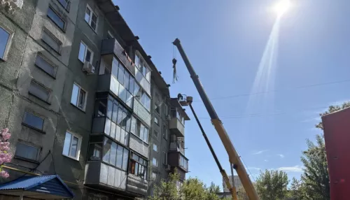 Часть плиты на крыше многоквартирного дома обрушилась в Барнауле
